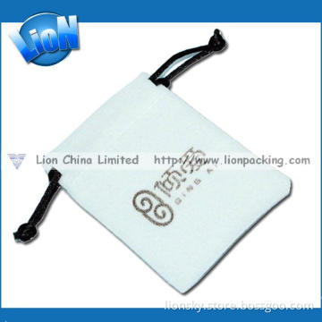 Commemorable White Luxury Velvet Pouch Wedding Favor (E-014)